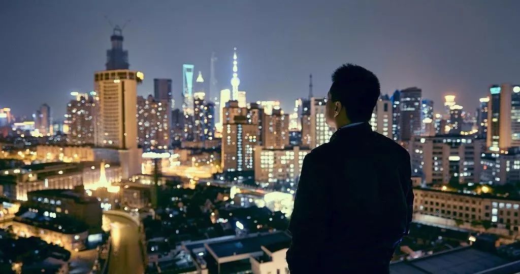原标题：他靠青藏铁路一战成名，如今豪掷50亿再战这个新风口……             文丨何适 来源丨商界（shangjiexinmeiti） “我们做的是汽车充电网，不是充电桩。”于德翔总是不厌其烦地向人解释