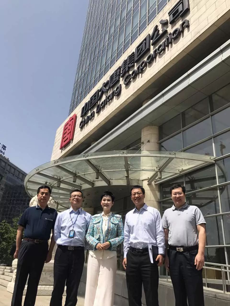 原标题：人物 | "电力一姐"李小琳退休：35年尽心竭力，但求不辱使命            5月23日，李小琳不再担任中国大唐集团党组成员、副总经理职务。李小琳被媒体称为中国“电力一姐”，两次荣登美国《财富》杂志全球商界女强人榜