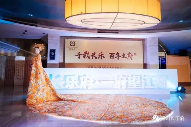 原标题：“中国风王妃”现身长乐，难道有大事发生？            来源：福州长乐府  2018年5月26日上午，上海均和集团长乐营前项目案名发布仪式暨接待中心开放在长乐豪生国际酒店惊艳启幕。   均和集团福州地产区域公司负责人、福州各大媒体、业内精英、项目合作伙伴纷纷莅临发布会现场，亲自见证这一重要时刻