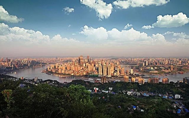原标题：5月28日的重庆财经早餐             1、“央企重庆行”启动并召开工作座谈会 5月26日，“央企重庆行”在重庆悦来国际会议中心启动。重庆市与央企召开工作座谈会并签署项目合作协议，共商合作大计，共享发展机遇，推动各领域深度合作
