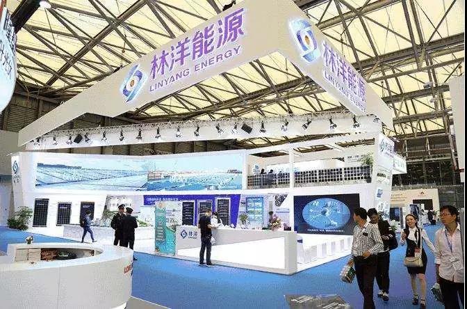 原标题:林洋能源:重构不仅是价格 更应该是认知 2009年,全球光伏总装机规模为23GW,2017年累计装机规模达到400GW,十年的时间光伏行业正在突飞猛进的发展。 光伏的快速增长,一方面是全球对新能源的认识提高,环境恶化对新能源提出了更高的需求;另一方面,光伏发电系统成本在2010年开始快速下降,截止2017年系统成本下降约70%