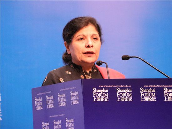 原标题:上海论坛—联合国副秘书长表示:机会不平等是经济发展的最大障碍 联合国副秘书长、联合国亚太经济社会委员会执行秘书Shamshad Akhtar 由复旦大学和韩国高等教育财团共同主办的“上海论坛2018”于5月26-28日在上海举行,联合国副秘书长、联合国亚太经济社会委员会执行秘书Shamshad Akhtar出席并演讲。 Shamshad Akhtar介绍,从1990年到2008年,亚太地区GDP年增长率达到6%,“GDP增长和贸易非常耀眼