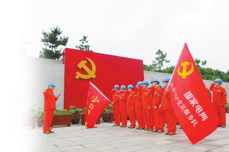 　　图为国网嘉兴供电公司红船服务队在嘉兴市七一广场上庄严宣誓，重温入党誓词。 任佳珺 摄　　97年前，嘉兴南湖，革命的星火从红船上那盏小油灯晕染开来，燃烧出一片崭新的天地，荡涤风雨如磐的暗夜，照亮中华民族复兴的征程，照进中国历史崭新的篇章