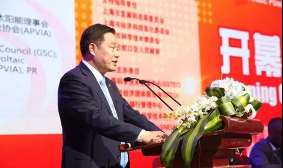 原标题：协鑫集团董事长朱共山：2020年多晶硅产能将大幅提升            5月27日，SNEC第十二届(2018)国际太阳能光伏与智慧能源(上海)展览会暨论坛(下称“SNEC”)在上海开幕。 大会执行主席、全球太阳能理事会主席、协鑫集团董事长兼保利协鑫董事局主席朱共山率先在SNEC论坛上发言