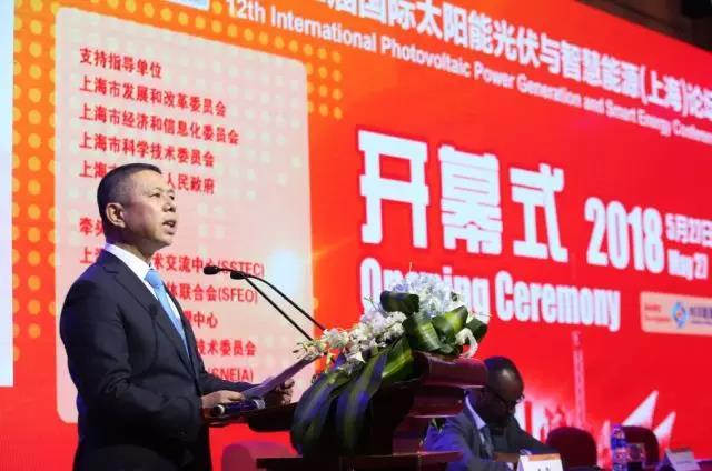 原标题：光伏从少年走向青年 天合光能引领能源物联网新时代            5月27日，天合光能董事长兼首席执行官高纪凡应邀在第十二届国际太阳能光伏与智慧能源(上海)论坛(SNEC)开幕式上致辞，并在首场论坛做主题演讲。高纪凡表示，随着光伏产业与互联网、大数据的深度融合，智慧能源的时代已经来临，而天合光能将致力于引领中国能源物联网新时代