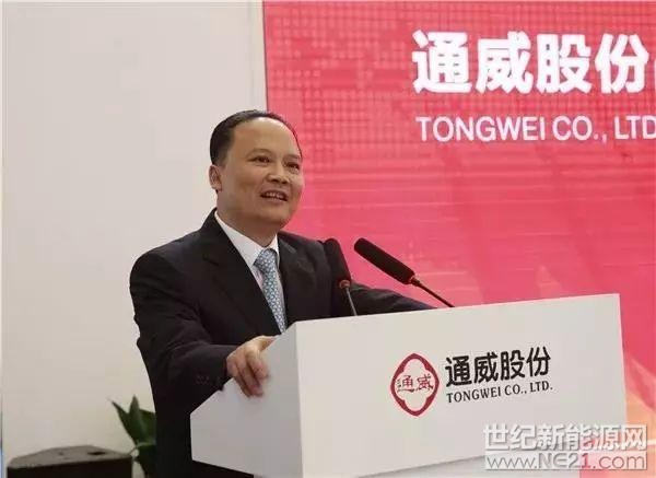 世纪新能源网消息：5月28日，在SNEC第十二届(2018)国际太阳能光伏与智慧能源(上海)大会暨展览会期间，中环股份（002129）与通威集团本着平等互利、绿色发展、同等优先的原则，就多晶硅料、单晶硅片、太阳能电池等方面进行产业链合作，签订《光伏产业链合作框架协议》。全国人大代表、通威集团董事局主席刘汉元，通威集团总裁禚玉娇，通威集团副总裁胡荣柱，通威太阳能董事长谢毅，永祥股份董事长兼总经理段雍，中环集团总经理、中环股份董事长沈浩平，中环股份总经理秦玉茂，中环股份副总经理张长旭、江云等领导出席签约仪式