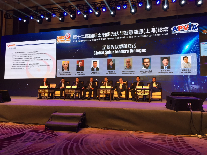 原标题：上能电气段育鹤：平价上网是驱动光伏应用市场转变的内在因素            在2018年第十二届SNEC国际太阳能光伏与智慧能源(上海)展览会暨论坛上，全球光伏领袖就光伏行业现状以及未来发展趋势进行了探讨，旨在共同推进光伏行业的健康发展，进一步加快平价上网时代的到来。 根据去年的数据来看，光伏发电的重心已经由地面集中式电站转移到了分布式光伏系统
