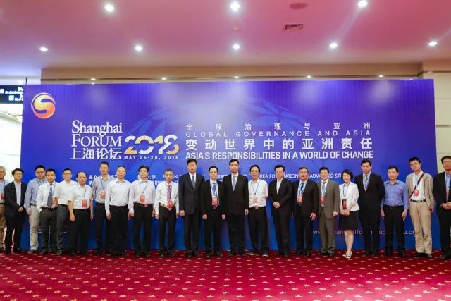 原标题：上海论坛2018绿色金融高峰圆桌会议观点集萃             2018年5月26日、27日，由复旦大学与韩国高等教育财团主办，复旦大学泛海国际金融学院、复旦大学经济学院、复旦大学绿色金融研究中心承办的上海论坛2018绿色金融高峰圆桌会议召开。  26日在上海国际会议中心，清华大学金融与发展研究中心主任马骏、中国生态环境部环境与经济政策研究中心主任吴舜泽、武汉大学气候变化与能源环境研究主任齐绍洲、中国银保监会政策研究局巡视员叶燕斐、厦门大学经济学院金融系教授/王亚南经济研究院副院长周颖刚中央