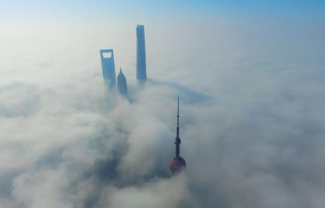 原标题：中国国储能源触发交叉违约，投资者噩梦到来？             中国国储能源化工集团股份公司宣布自己未能兑付本月早些时候到期的3.5亿美元债券，这是中国去杠杆行动导致了一些公司融资梗阻的最新案例。 该石油和天然气生产商还有18亿美元的离岸票据尚未偿还，称此次违约原因是中国“信贷环境收紧”