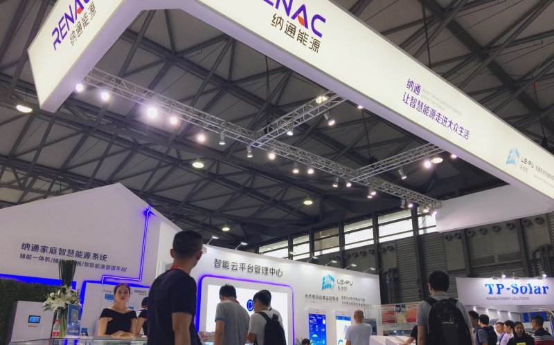 原标题：以匠心 为初心 20+图带你直击纳通展台热点!            5月28日，2018年SNEC全球光伏展在上海新国际博览中心盛大启幕，纳通能源特装展台N5-530向全球观众展示最新的储能技术、光伏物联网监控平台、1~80kW组串逆变器，以产品为亮点，回归初心，不断追求技术革新! 纳通N5-530展台   1-80kW智能光伏逆变器  8kW单相智能逆变器 纳通NAC8K-DS可以称得上是行业首款单相智能逆变器，以智能为亮点，客户扫描机身一键注册，智能托管，宽泛的直流输入和MPPT工作电压范围
