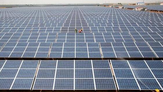 原标题：软银联手IL&FS计划2025年在印度新建20GW太阳能产能            日本软银集团正与基础设施集团IL&FS紧密合作，到2025年在印度发展超过20吉瓦的太阳能产能，以支持印度总理莫迪为该国制定的雄心勃勃的可再生能源路线图。  这是在日本集团以9.3亿美元的印度太阳能投资与中国GCL系统集成技术合作后不到两个月的时间再次公布的一大计划