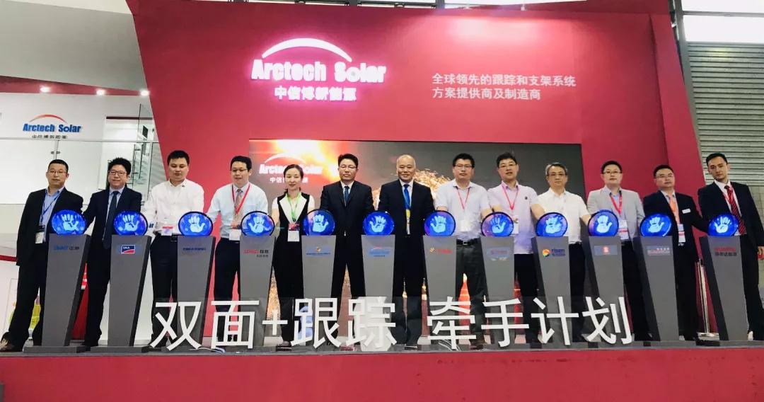 　　全球太阳能光伏行业盛会&nbsp;　　“第十二届(2018) 国际太阳能光伏与智慧能源(上海)展览会”（简称SNEC2018）&nbsp;　　正在上海新国际展览中心如火如荼进行中！&nbsp;　　作为勤劳、负责、专业的中信博形象代言人“小博”，每天都是早早地来到了现场。因为发自内心想和你们分享现场精彩画面，这次中信博不仅携创新技术、最新研发成果以及最可靠的解决方案隆重亮相SNEC2018
