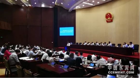 原标题:江苏:年内整治“散乱污”企业10万家以上 28日下午,江苏省十三届人大常委会第三次会议在南京举行,会议听取了省环保厅厅长王天琦作的《关于2017年度环境状况和环境保护目标完成情况的报告》。 《报告》显示,2017年,全省化学需氧量、二氧化硫、氨氮、氮氧化物四项主要污染物排放量分别同比消减3.17%、7.46%、3.43%、4%,均超额完成国家下达的年度减排任务,空气质量目标、水环境质量目标生态环境部初核结果为完成,省政府年度十大主要任务百项重点工作确定的环保工作任务圆满完成