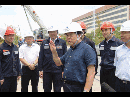 原标题：中国南方电网“三步走”关键一环：抱团出海，提前布局            2017年8月25日，南方电网公司党组书记、董事长李庆奎来到遭受超强台风“天鸽”正面袭击的广东珠海南屏镇配网抢修现场，详细了解受灾及抢修情况。  “因改革而生、因改革而兴、因改革而强