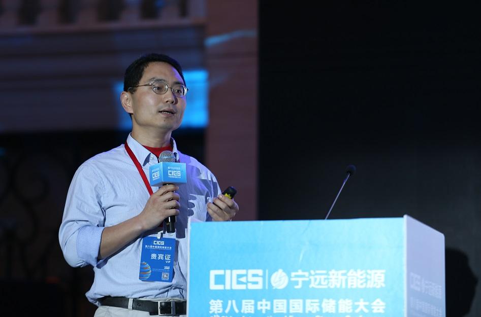 	中国储能网讯：5月19日至21日，“第八届中国国际储能大会”在深圳隆重召开， 来自中国、美国、德国、英国、加拿大、西班牙、日本、韩国、澳大利亚等国和地区1500余位政府机构、科研院所、行业组织、电力公司、新能源项目单位、系统集成商等代表出席本次大会。	华北电力大学教授郑重在储能电池专场，发表了题为