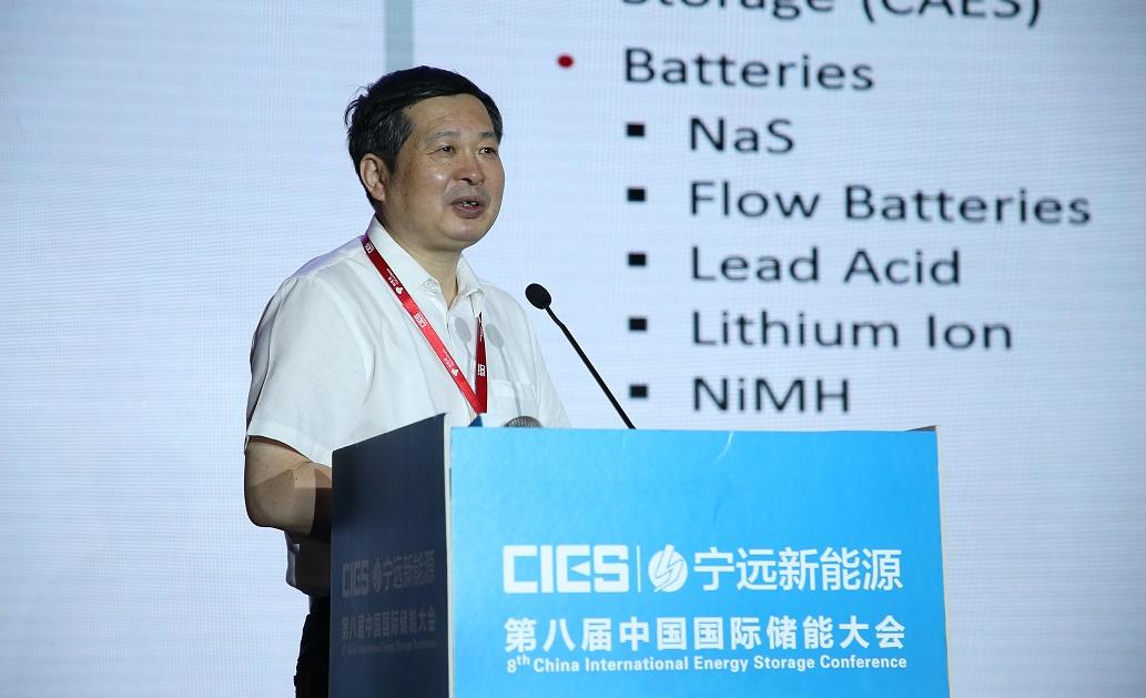 	中国储能网讯：5月19日至21日，“第八届中国国际储能大会”在深圳隆重召开， 来自中国、美国、德国、英国、加拿大、西班牙、日本、韩国、澳大利亚等国和地区1500余位政府机构、科研院所、行业组织、电力公司、新能源项目单位、系统集成商等代表出席本次大会。	中国科学院物理研究所研究员黄学杰在储能电池专场，发表了题为“锂离子储能电池的现状和发展趋势”的精彩演讲