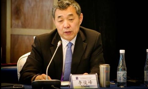 原标题：李俊峰：全球能源增长过去由美国主导，现在则变为中国……             华夏能源网（微信号hxny100）注: 5月27日，第十二届(2018)国际太阳能光伏与智慧能源(上海)展览会暨论坛(SNEC)在上海开幕, 中国国家气候战略中心原主任李俊峰应邀出席大会并做主题演讲。 李俊峰认为，新时代正在发生三大转型，这三大转型推动着能源变革或革命