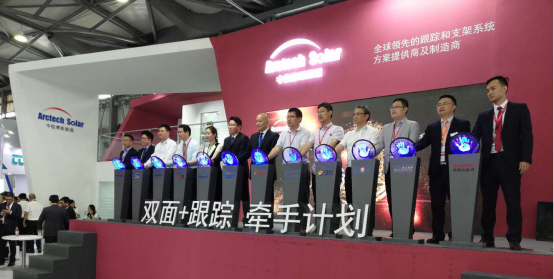 原标题：阳光能源助力“单晶+双面+跟踪” 效率最大化 充当领跑者            29日，锦州阳光能源等12家企业参加中信博组织的“双面+跟踪”牵手计划，目前双玻双面组件逐渐成为行业引领产品，面对新的产品性能和终端对于发电效率最大化的日益需求，由中信博研发的跟踪系统日渐成熟，阳光能源作为专业的双玻双面组件的制造商，深度参与其中，助力光伏产业步入高效化、智能化、平价时代。  张总表示：“锦州阳光能源全力打造单晶全产业链，至今已有20年的单晶生产经验，之前行业上有单晶+双面是个绝配的说法，增加了一句话，