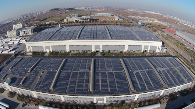 原标题：从拼价格到拼技术拼服务 行业将步入新阶段：哪些户用光伏企业能“笑到最后”？            ​户用行业高速发展的同时，也在质量、服务、管理等方面暴露出各种问题，业内人士认为，行业价格战将在今年接近尾声，明年将进入以技术战、服务战为代表的第二阶段，做好技术储备和售后服务的企业将快速胜出。  (图：山东济南，北车风电屋顶2016年建成的屋顶光伏电站，装机容量5.9MW) 出口企业“软着陆” 彭田坤开车穿梭在青州市的乡间小路上，驶过周边零星的村庄，村子里的路灯顶端都装着一块不大的光伏板，彭田坤说这