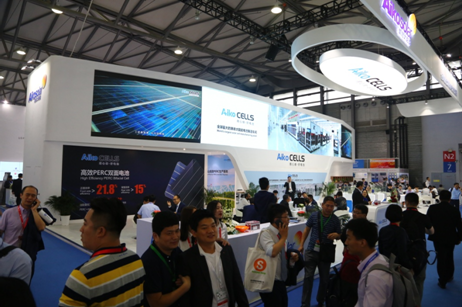 　　5月28日-30日，爱旭太阳能携最新“P+”“A+”系列产品亮相2018上海SNEC展会，吸引众多参展客人驻足了解。29日晚， “爱旭?领跑2018”新产品发布会暨答谢晚宴，再度诚邀光伏专家、行业精英共襄盛举，共同见证爱旭新产品的发布