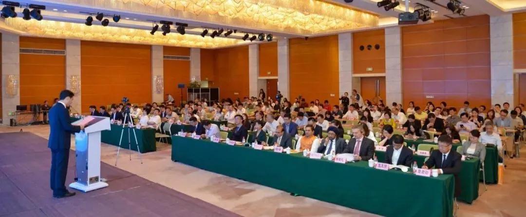 　　中国能源网|第十届中国（无锡）国际新能源大会暨展览会、2018世界内燃机大会暨展览会、第二届共享经济改变中国高峰论坛……5月29日下午，在上海中国金融信息中心召开的“2018无锡会展业发展推介会暨CREC十周年新闻发布会”上，无锡市发布了一系列今年即将举办的重大会展项目。　　无锡市人民政府领导，上海市贸促会副会长、上海国际商会副会长余晨，鄂尔多斯市人民政府副市长倪嘉宇，印度可再生能源部副部长安纳德·库玛等嘉宾出席会议并致辞，无锡市贸促会会长、会展办主任徐惠娟在会上推介了无锡市会展业整体发展情况，无锡新