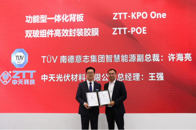 　　中国能源网|5月28日，中天光伏两款新品ZTT-KPO One背板及ZTT-POE封装胶膜获TÜV南德认证证书。这是中天光伏材料继收获全球首张TÜV南德光伏背板认证证书之后的又一突破，表明中天光伏材料的产品路线正从单一的背板产品向全方面的封装材料转变