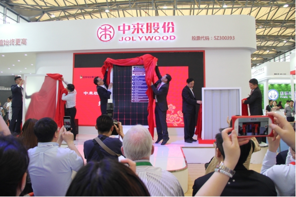 　　中国能源网|5月28日下午，以“遇见透明的Ta”为主题的新品发布会在上海SNEC展会召开。在此次发布会上，N型双面高效技术领跑者——中来股份联合杜邦发布了透明太阳能背膜、高反射双面组件伴铝等多款专利解决方案