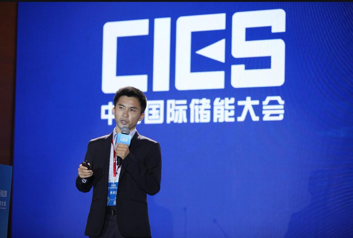	中国储能网讯：5月19日至21日，“第八届中国国际储能大会”在深圳隆重召开， 来自中国、美国、德国、英国、加拿大、西班牙、日本、韩国、澳大利亚等国和地区1500余位政府机构、科研院所、行业组织、电力公司、新能源项目单位、系统集成商等代表出席本次大会。	深圳市盛弘电气股份有限公司储能微网事业部总经理范小波在储能电站专场，发表了题为“深入工商储能市场，打造关键储能设备”的精彩演讲