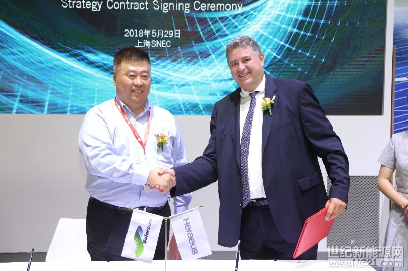  全球領(lǐng)先的光伏行業(yè)金屬化漿料提供商賀利氏光伏今日宣布，與江蘇中宇光伏科技有限公司（以下簡稱“中宇光伏”）在第十二屆（2018）國際太陽能光伏與智慧能源（上海）大會暨展覽會（SNEC）上簽署全方位戰(zhàn)略合作協(xié)議。此次簽約內(nèi)容不僅包括中宇光伏目前專注的常規(guī)DWC添加劑制絨、MCCE（黑硅）項目，也包括該公司將發(fā)力的單晶PERC（鈍化發(fā)射極及背局域接觸）、SE（選擇性發(fā)射極）、HIT（異質(zhì)結(jié)太陽能電池）等高效電池項目，同時還包括合作搭建聯(lián)合重點實驗室，合作開發(fā)新材料新工藝等