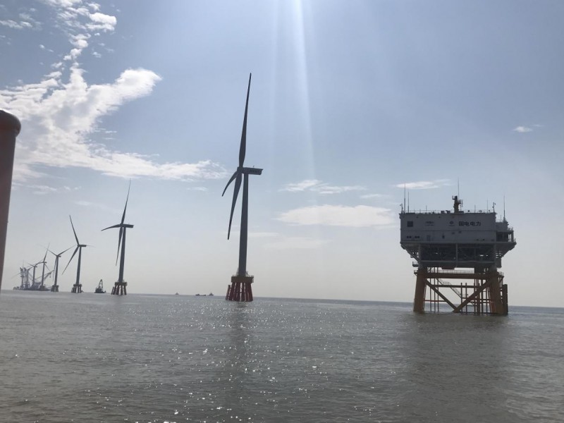 　　近日，浙江移動針對全省首臺海上風(fēng)機(jī)——國電舟山普陀6號海上風(fēng)電場項(xiàng)目全面啟動無線信號覆蓋工程，有效解決了海上風(fēng)電平臺以及64個(gè)機(jī)組日常運(yùn)維的通信網(wǎng)絡(luò)需求問題。助力海上風(fēng)電項(xiàng)目正是浙江移動保護(hù)生態(tài)環(huán)境，踐行綠色發(fā)展理念的一大步