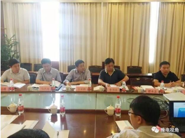  　　5月28日下午，國電河南新能源范縣46MW分散式風(fēng)電項目順利通過河南公司審查。會議由河南公司計劃部主任李書合主持，會議對范縣項目可研報告進(jìn)行了充分的討論，對可研報告的質(zhì)量進(jìn)行了把關(guān)，并提出了意見和建議