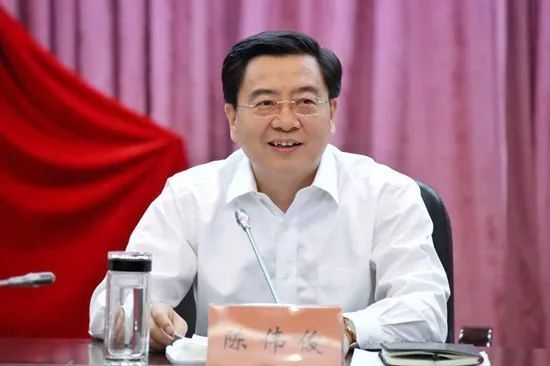 原标题：浙江省政府领导分工调整，副省长陈伟俊“不作分工”             陈伟俊 撰文 | 富贵门 综合 副省长陈伟俊兼任温州市委书记后，浙江省政府领导的分工作出相应调整。 5月31日，富贵门（ID：fuguigate）查阅浙江省政府官网“政府领导”栏目发现，陈伟俊已“不作分工”，他此前分管的领域，分别由王文序和彭佳学两位副省长“接管”