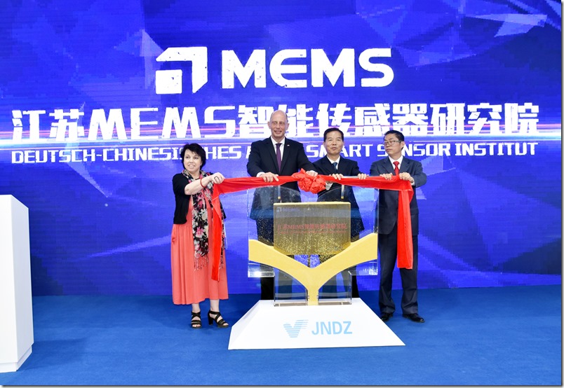 　　【中国仪表网 仪表产业】5月28日，德国图林根州经济、科技与数字社会部部长Wolfgang Tiefensee，德国驻上海总领馆总领事Althauser一行专程来到江宁开发区，与园区共同签署战略合作协议，并为中德合作的新型研发机构江苏MEMS智能传感器研究院入驻新的办公场所举行揭牌。市委常委、区委书记李世贵，市科委、市外办、市&ldquo;两落地一融合&rdquo;推进办负责人、区领导李万平、董涵、王爱军等，以及中国物联网与传感器联盟、中国半导体协会MEMS分会、东南大学、重庆大学、德尔森集团等合作方