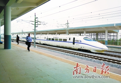 原标题：粤西高铁时代加速驶来激活“朋友圈”             5月底，深茂铁路江茂段试运行，这意味着茂名将迎来高铁时代。丘立贺 摄 近日，点燃800万茂名人热情的，有两样东西——荔枝和高铁