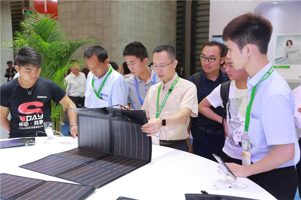 原标题：移动能源让生活更美好            让我们试想一下，在不久的将来，你不用再为手机续航时间太短而苦恼，人手一个的充电宝也将再无用武之地，只需在手机外壳上附带一片薄膜太阳能芯片，就可以让设备保持续航。在近日在上海举办的首届全球移动能源大会上，人们看到了这种可能