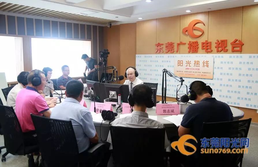 原标题：东莞环保“组合拳”！环境空气质量将要这样提升…            自东莞打响蓝天保卫战以来 截至5月27日 东莞已淘汰417家涉VOCs落后产能企业 今年5月份的空气质量 比上一年同期相比有所改善 目前，蓝天保卫战工作已初见成效  昨日上午，市环保局局长蒋亚军率队做客“阳光热线”节目直播现场，与广大市民一同交流探讨环境保护问题，逐一回应社会关切的生态环境问题。在节目中，针对市民最关心的环境空气质量，分析了原因，提出了解决方案，通过淘汰落后产能、削减工业排放、推进机动车污染治理、加强城市扬尘防治