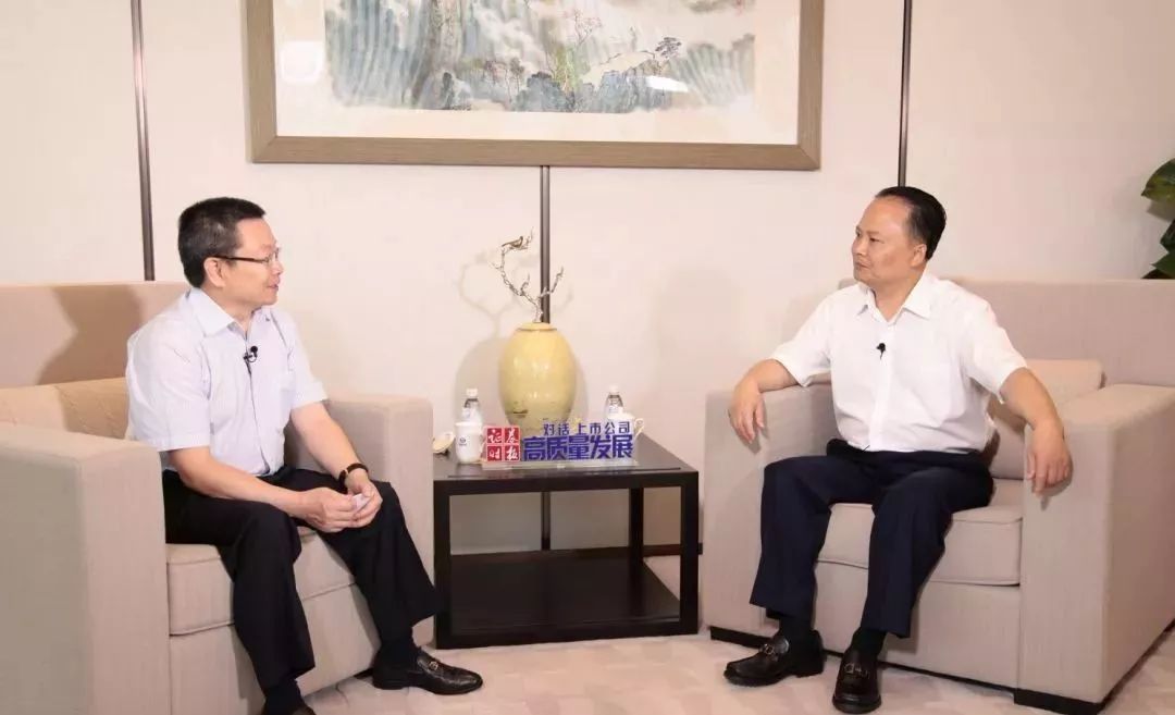 原标题：跨界农业与光伏，通威股份14年净利增30倍，最新曝出光伏平价上网时间表             采访：证券时报副总编辑成孝海（图左） 嘉宾：通威股份董事长刘汉元（图右） 题记： 发迹于眉山，成长于成都，壮大于全国，放眼于世界。起源于探索，扎根于实干，发展于产业，领先于时代