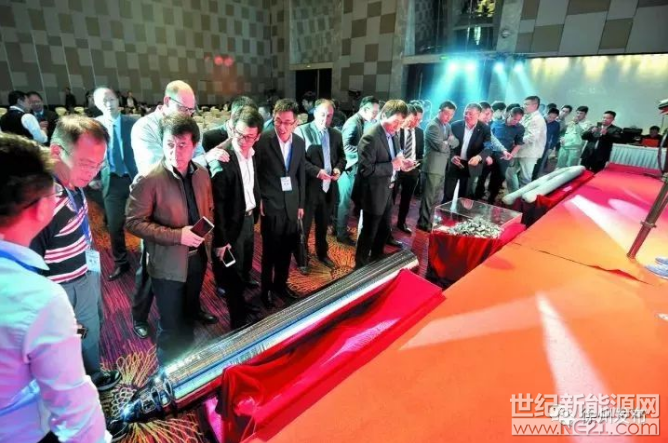 世纪新能源网消息:经过一系列严格的验证、检测,5月初,江苏鑫华半导体材料科技有限公司集成电路用高纯度硅料小批量出口韩国,并已向国内部分晶圆加工厂批量供货。这标志着鑫华半导体集成电路用硅料已经达到国际一流质量标准,也是我国多晶硅制造企业首次向国际市场出口集成电路用高纯度硅料