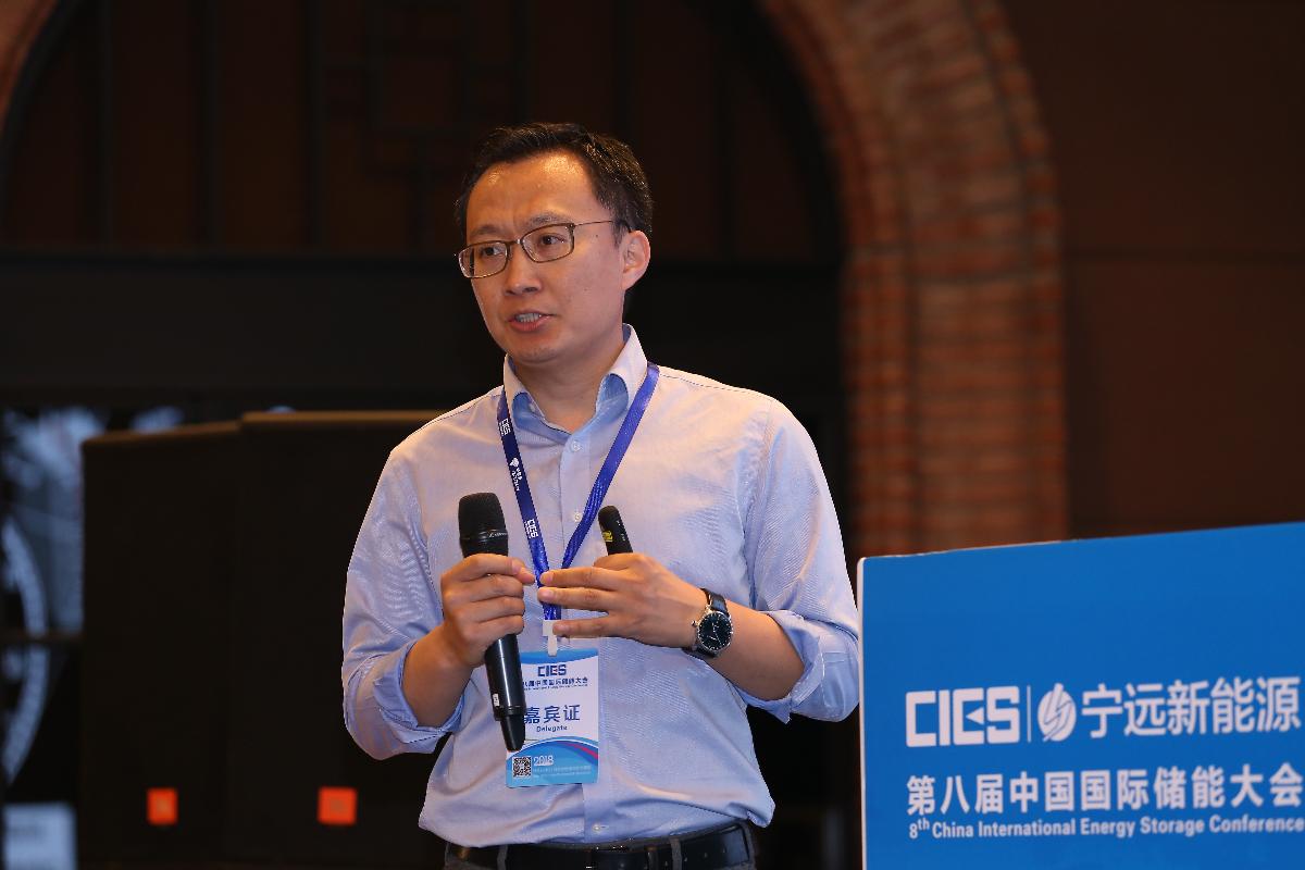 	中国储能网讯：5月19日至21日，“第八届中国国际储能大会”在深圳隆重召开， 来自中国、美国、德国、英国、加拿大、西班牙、日本、韩国、澳大利亚等国和地区1500余位政府机构、科研院所、行业组织、电力公司、新能源项目单位、系统集成商等代表出席本次大会。	来自德国宇航中心热动力学研究所的韩峰博士发表了题为