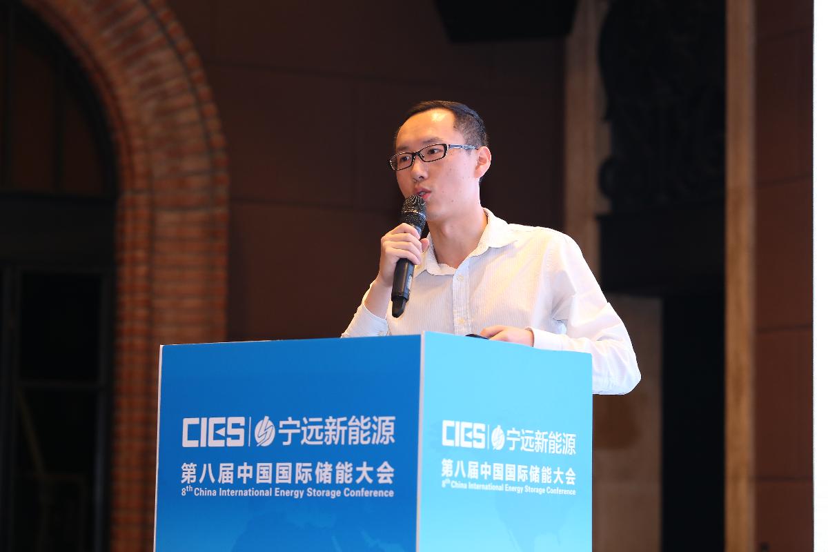 	中国储能网讯：5月19日至21日，“第八届中国国际储能大会”在深圳隆重召开， 来自中国、美国、德国、英国、加拿大、西班牙、日本、韩国、澳大利亚等国和地区1500余位政府机构、科研院所、行业组织、电力公司、新能源项目单位、系统集成商等代表出席本次大会。	上海交通大学电子信息与电气工程学院助理教授陈思捷在能源区块链&云储能专场，发表了题为“基于区块链的分布式能源交易技术”的精彩演讲