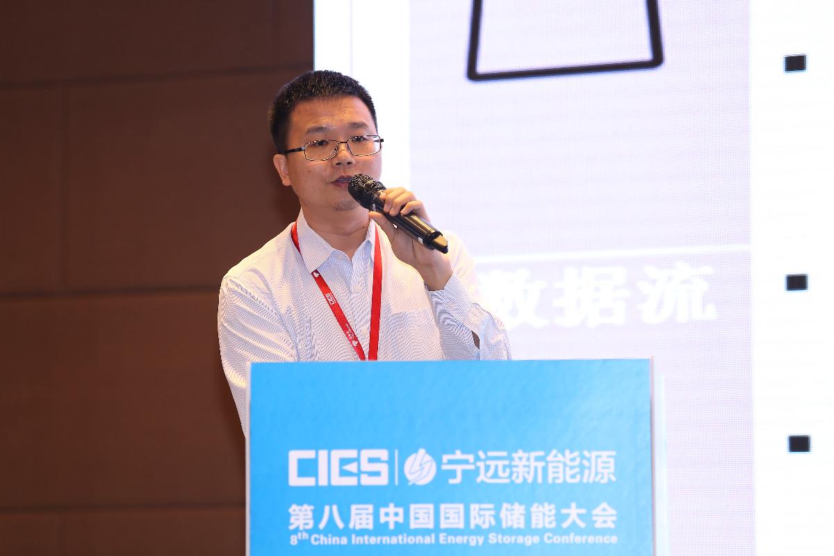 	中国储能网讯：5月19日至21日，“第八届中国国际储能大会”在深圳隆重召开， 来自中国、美国、德国、英国、加拿大、西班牙、日本、韩国、澳大利亚等国和地区1500余位政府机构、科研院所、行业组织、电力公司、新能源项目单位、系统集成商等代表出席本次大会。	清华大学四川能源互联网研究院特聘研究员李立理在能源区块链&云储能专场，发表了题为“基于电动汽车、储能云与区块链的“零边际成本”储能市场演进路径”的精彩演讲