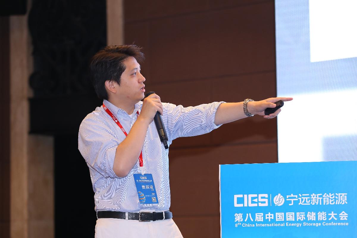 	中国储能网讯：5月19日至21日，“第八届中国国际储能大会”在深圳隆重召开， 来自中国、美国、德国、英国、加拿大、西班牙、日本、韩国、澳大利亚等国和地区1500余位政府机构、科研院所、行业组织、电力公司、新能源项目单位、系统集成商等代表出席本次大会。	美国丹佛大学终身教授张俊在能源区块链&云储能专场，发表了题为“基于区块链的智能电力能源系统”的精彩演讲
