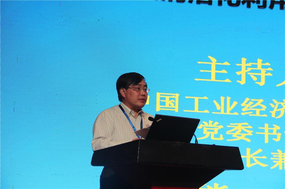 原标题：煤炭清洁利用步伐加快            在中国工业经济联合会日前举办的“2018煤炭清洁化利用暨首届北方清洁取暖高峰论坛”上，中国工业经济联合会执行副会长路耀华表示，在工业领域大力发展煤炭清洁高效利用，在民用领域主要是我国北方地区冬季取暖方面推进煤改电（气），是应对环境压力、打赢解决雾霾问题攻坚战的有效措施之一。煤炭清洁化利用是煤炭工业及耗煤产业转型升级的突破口，对推进新旧动能转换、实现能源产业结构调整具有重要意义