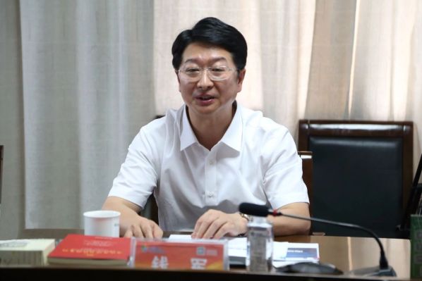 
	
                    
	6月2日，泰興市黨組成員、副市長、虹橋工業(yè)園區(qū)黨工委書記、虹橋鎮(zhèn)黨委書記錢軍，泰興虹橋工業(yè)園區(qū)管委會主任孔軍，泰興虹橋工業(yè)園區(qū)管委會副主任游潔，泰興虹橋招商發(fā)展有限公司招商經(jīng)理孟嘉，泰興虹橋招商發(fā)展有限公司招商經(jīng)理王劍，蒞臨遠東智慧能源股份有限公司（簡稱：智慧能源 股票代碼：600869）參觀調(diào)研。

	遠東控股集團創(chuàng)始人、董事局主席、黨委書記蔣錫培，投資人、遠東控股集團董事、智慧能源副董事長、首席執(zhí)行官、黨委副書記蔣華君，投資人、智慧能源副監(jiān)事長、遠東電