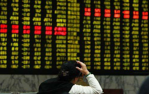 原标题：光伏257.95亿+风电78.77亿+新能源车137.23亿 市值蒸发超全行业利润总和            6月4日，星期一，光伏新政出台后的第一个交易日。 阳光电源、通威股份、隆基股份、林洋能源、中环股份等企业股票大面积跌停，特变电工、中来股份、东旭光电、亿晶光电、亚玛顿等企业也遭遇重创，美股的晶科能源则暴跌14.07%，股价仅剩15.14美元，当日最低价(15.13美元)直接刷新了52周以来最低记录