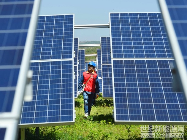 图片来源：视觉中国&ldquo;531&rdquo;光伏新政在业内持续发酵后终于迎来了&ldquo;松口&rdquo;。昨日，包括中国可再生能源学会光伏专委会、中国光伏产业协会等先后发公告称，经再次向行业相关主管部门了解，已取得2017年普通地面光伏电站指标的项目，在今年6月30日前并网的，仍执行2017年标杆电价