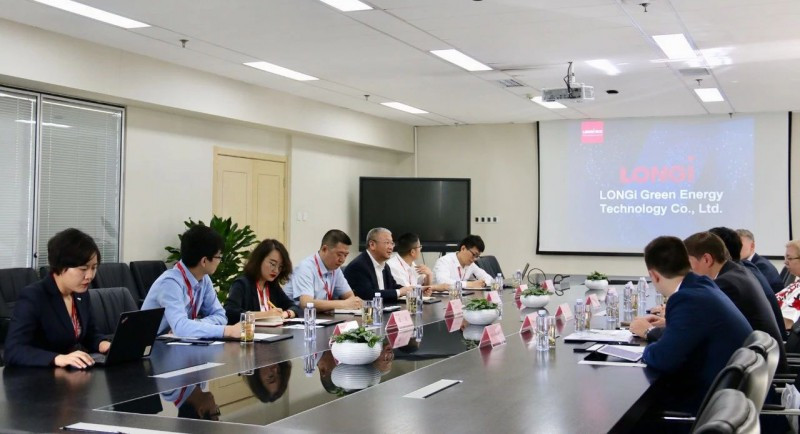 原标题：以光为媒 共谋合作——立陶宛经济部长一行到访隆基股份            今日上午，立陶宛共和国经济部长维尔吉尼尤斯·辛克维丘斯Virginijus Sinkevicius一行到访隆基股份，与隆基股份总裁李振国举行座谈会，双方就企业海外布局事宜进行了深入沟通。  李振国指出，作为高度重视研发的科技型企业，隆基股份的研发投入在全球光伏企业中排名前列