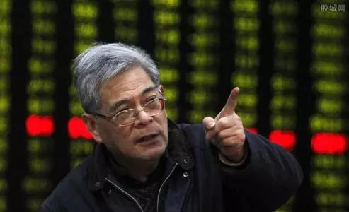 原标题：光伏股跌停——慌了吧，只能说明你还是新手            在光伏行业第十二届SNEC光伏展的第二天，国家新下发的光伏政策给光伏行业泼了一大盆冷水。 6月1日晚，发改委、财政部、能源局联合发布《关于2018 年光伏发电有关事项的通知》，强调合理把握发展节奏，优化光伏发电新增建设规模，同时加快光伏发电补贴退坡，降低补贴强度，完善光伏发电电价机制，加快光伏发电电价退坡