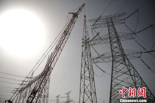 　　图为750千伏串补工程施工现场。　邹建华　摄　　4日，记者从中国国家电网青海省电力公司获悉，目前青海海西至主网输电通道能力提升工程进入停电施工阶段，在17天停电施工期间将完成中国国内首个750千伏串补工程平台吊装工作，工程投运后将解决青海海西地区大规模光伏发电外送受限问题