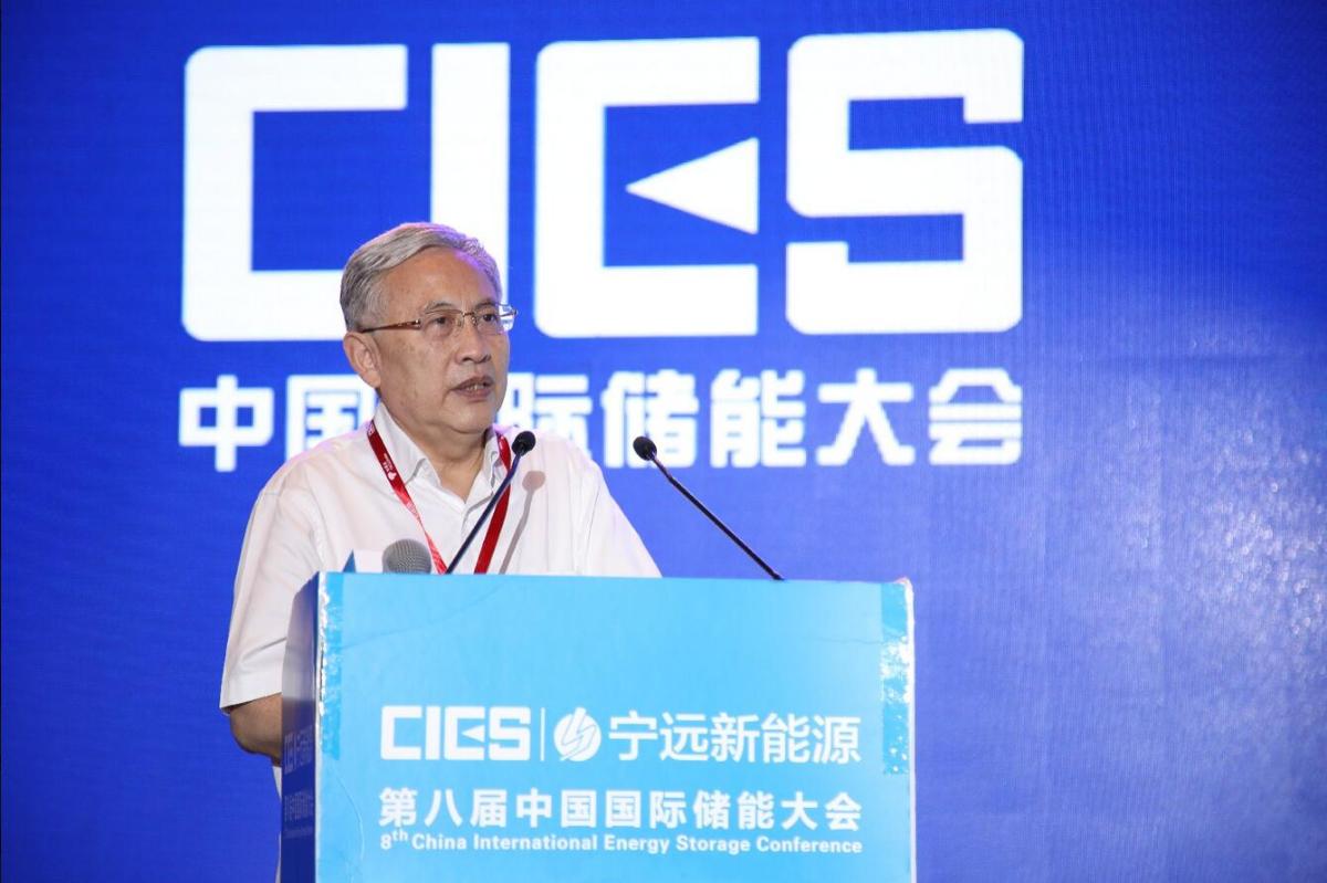	中国储能网讯：5月19日至21日，“第八届中国国际储能大会”在深圳隆重召开， 来自中国、美国、德国、英国、加拿大、西班牙、日本、韩国、澳大利亚等国和地区1500余位政府机构、科研院所、行业组织、电力公司、新能源项目单位、系统集成商等代表出席本次大会。	原中国电力科学研究院科技部总工程师、教授级高工张祖平在“直流配电与储能专场”，发表了题为“大容量直流充电桩集群的调峰研究”的精彩演讲